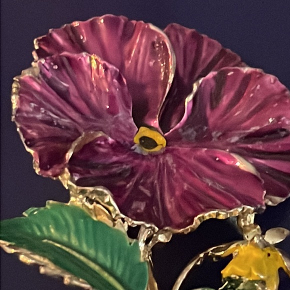 VINTAGE EXQUISITE Birthday Flowers Series 1950s Vintage Large Pansy Brooch. - Picture 8 of 8